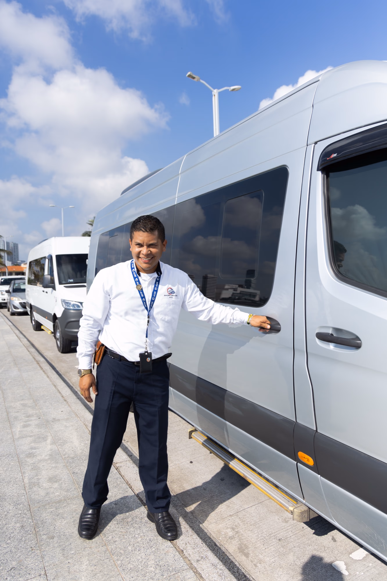 Operador de Serénvia recibiendo junto a la puerta abierta de una unidad