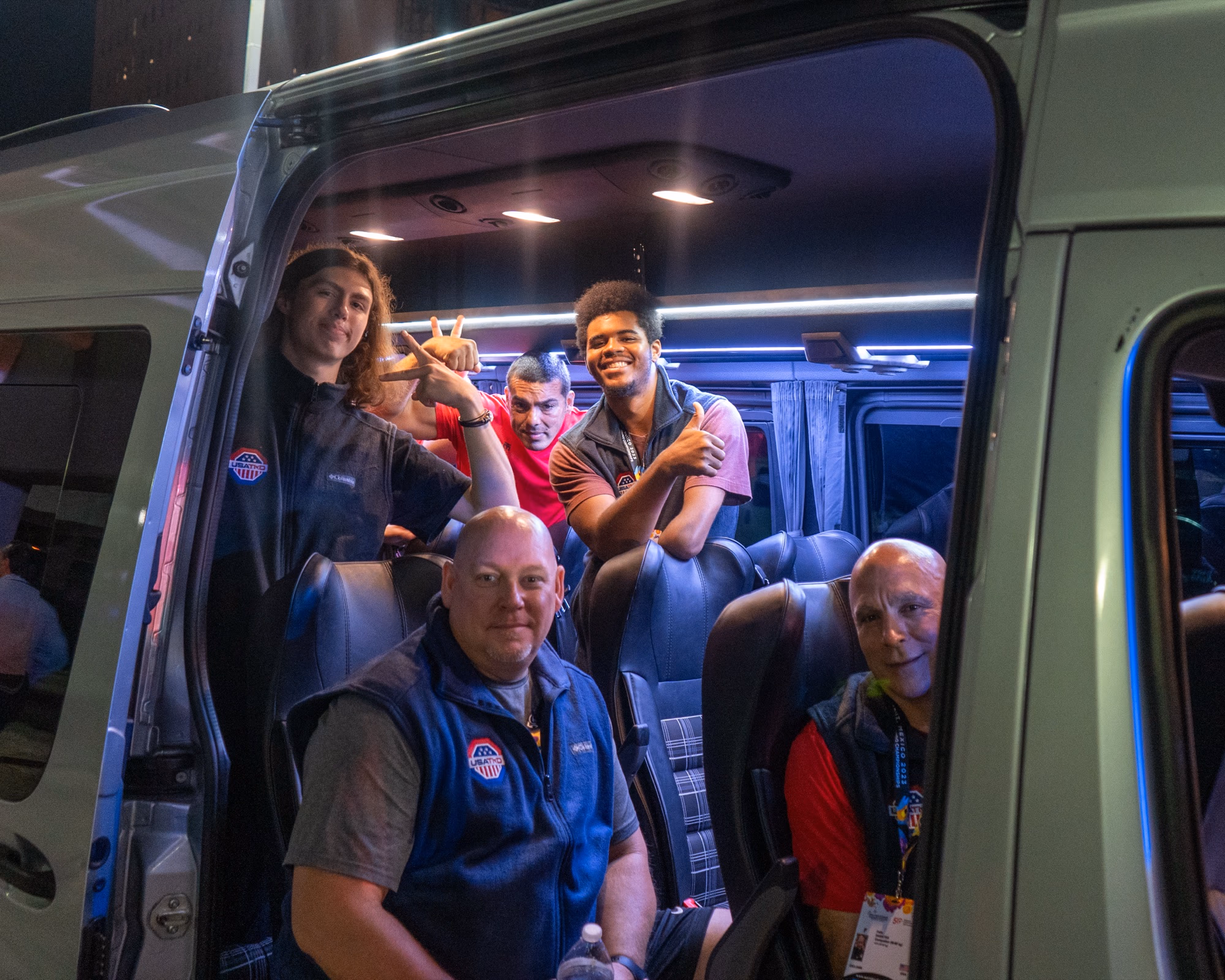 Grupo a bordo de una Sprinter de Serénvia durante un evento