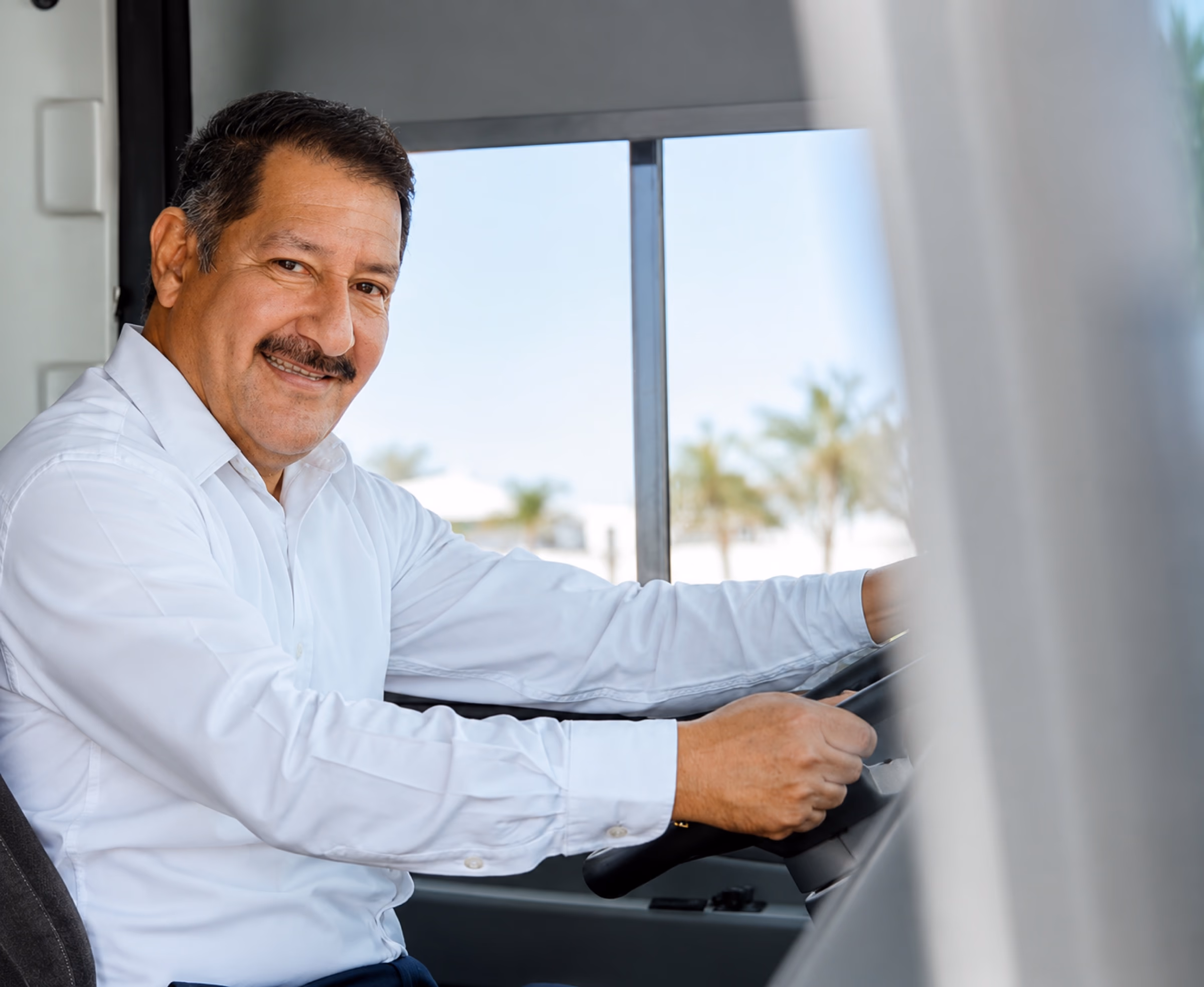 Conductor de Serénvia al volante de una unidad