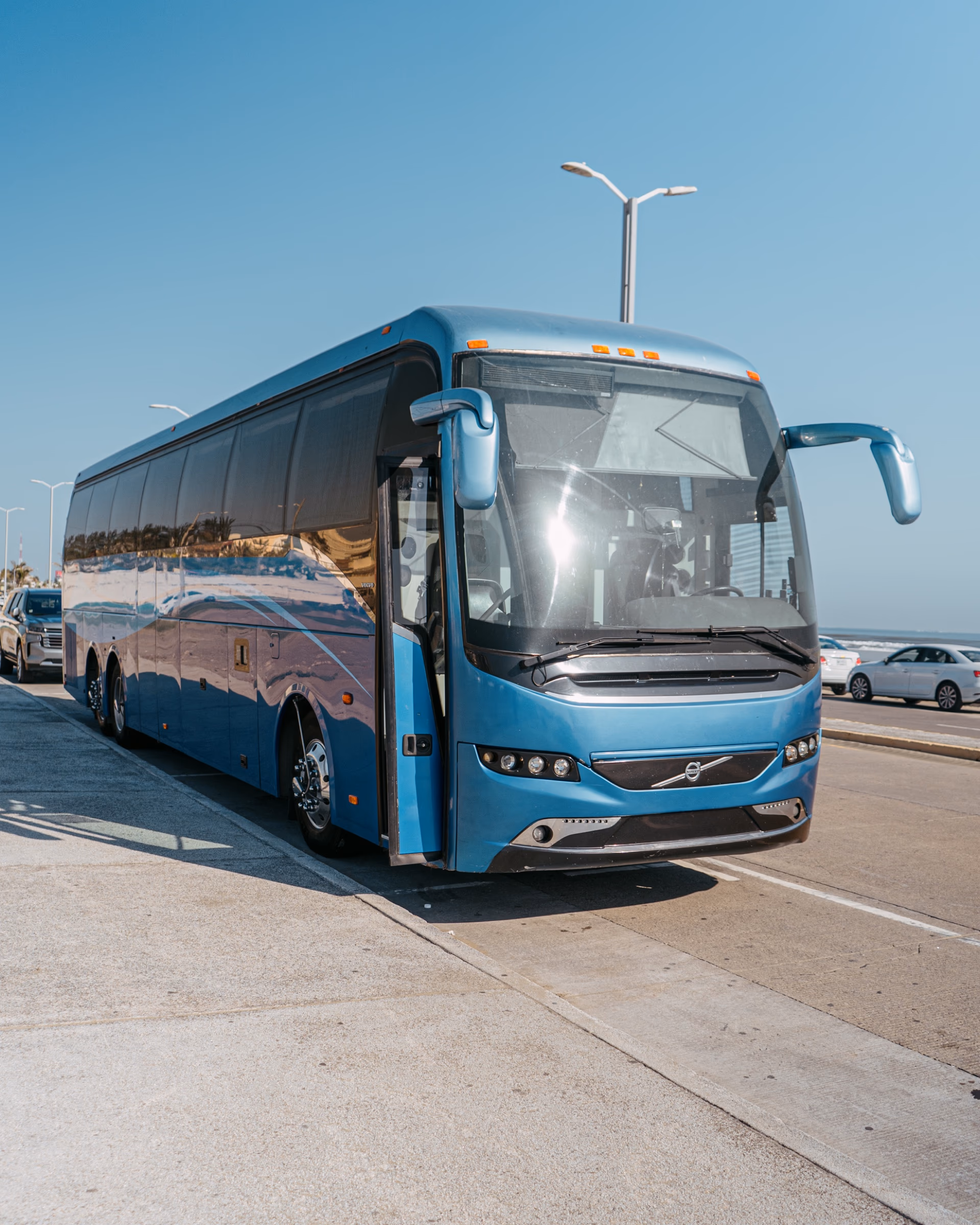 Autobús de turismo operado por Serénvia, estacionado en el malecón de Veracruz